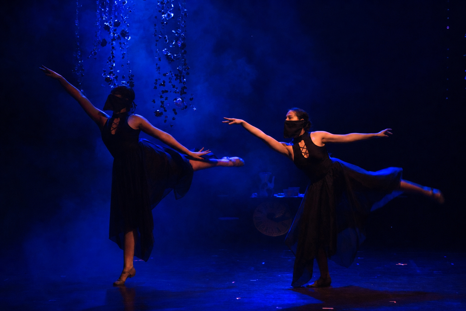 Duas bailarinas em cena azul